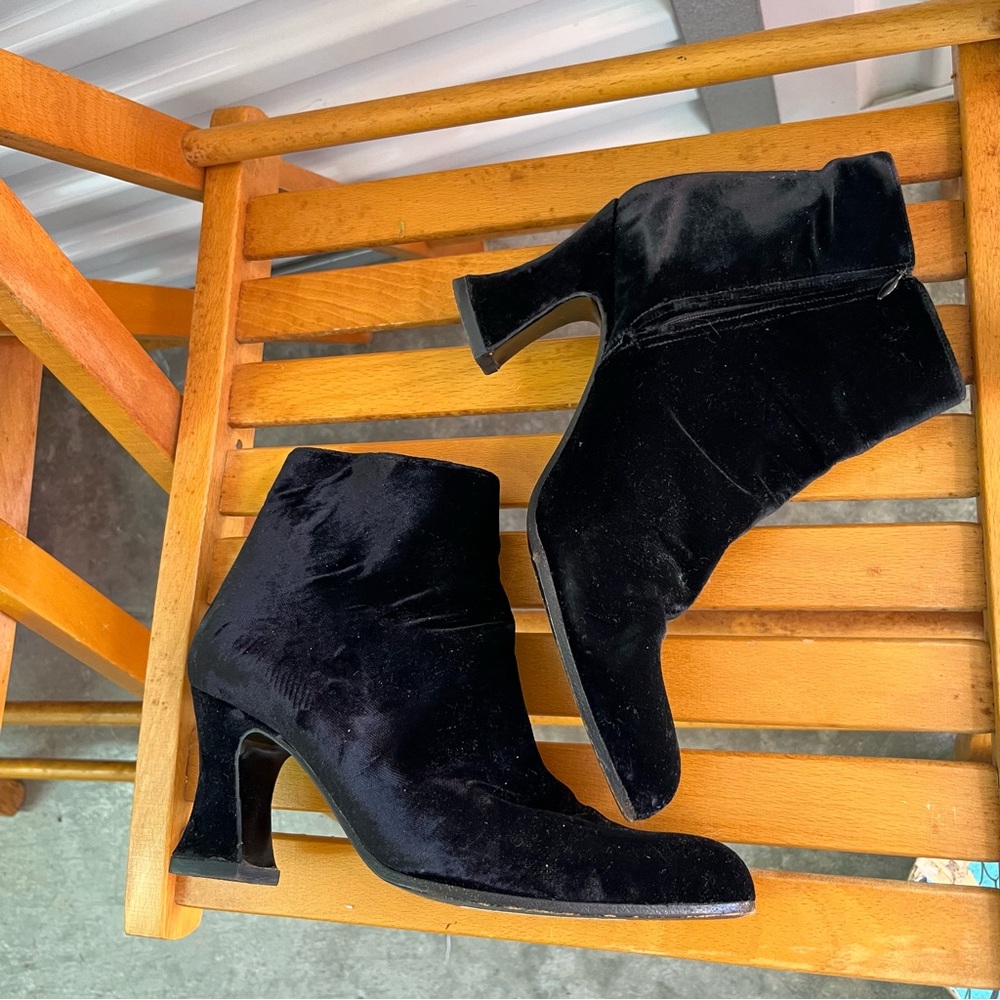 Vtg DKNY Black Ankle Boots with Chunky Heel 6